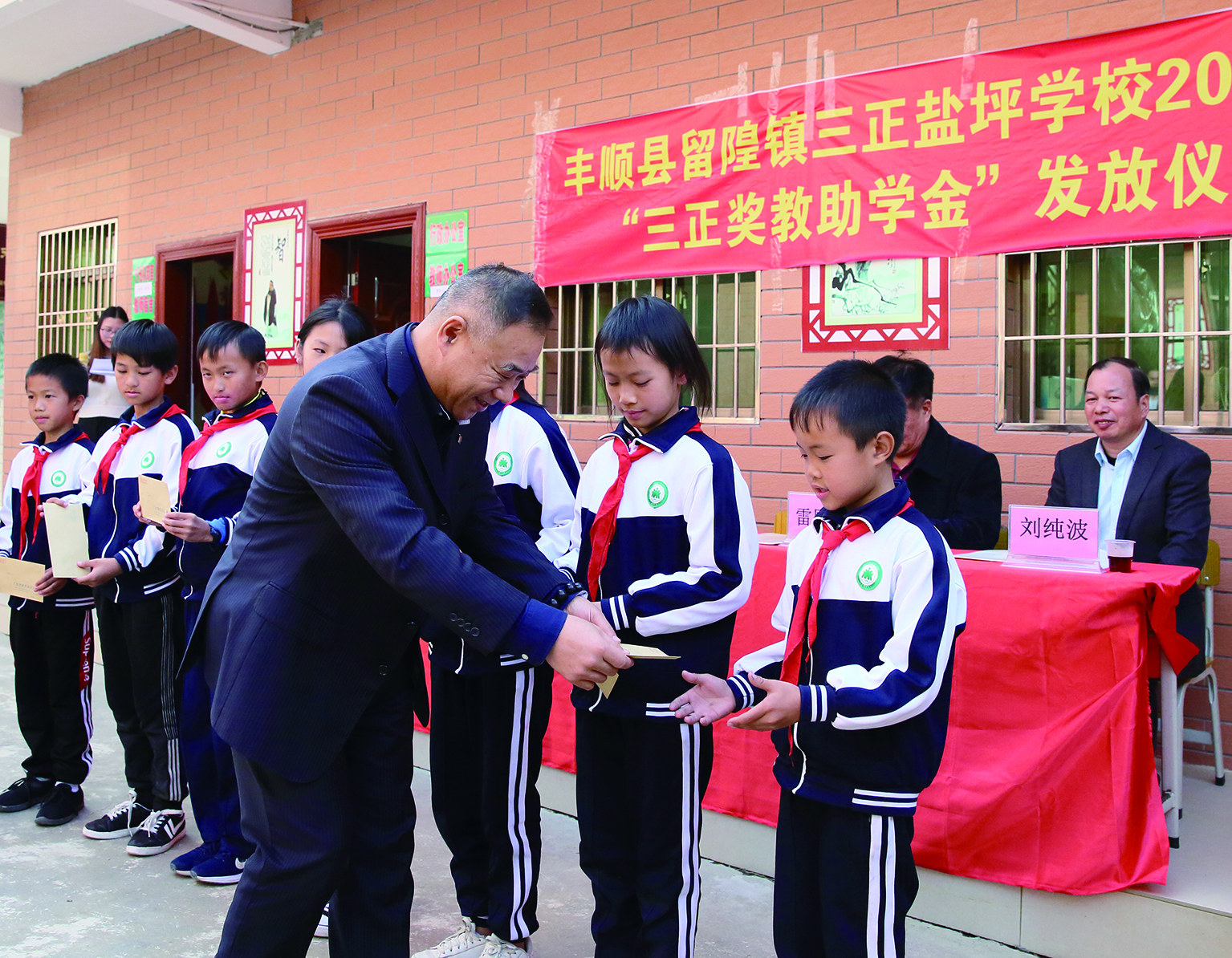 集團(tuán)品牌管理部總經(jīng)理李啟清頒發(fā)”三正獎(jiǎng)教助學(xué)金“。.jpg